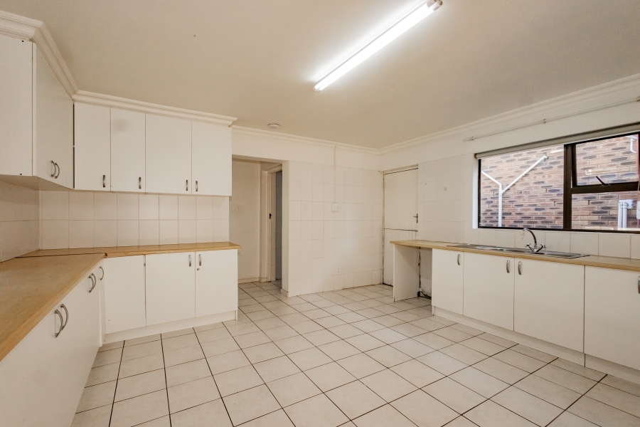 To Let 1 Bedroom Property for Rent in Loevenstein Western Cape